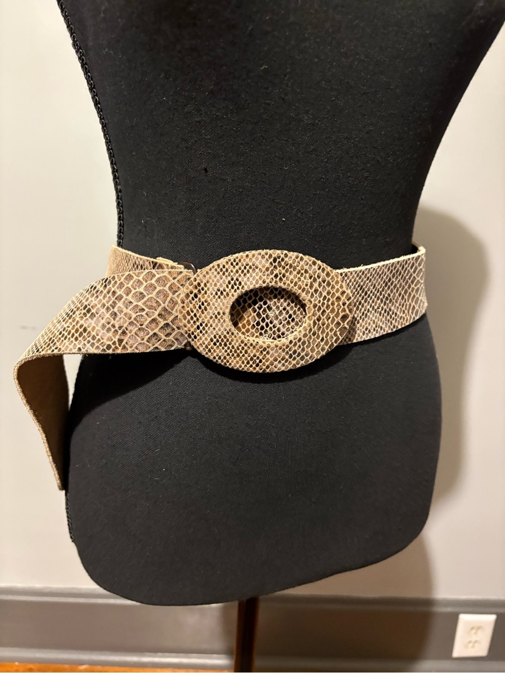 Chico's Beige Snake-Print Oval Buckle Waist Belt size Medium.